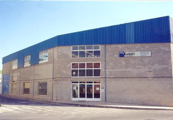 Nave de Marcres con el rótulo de la empresa
