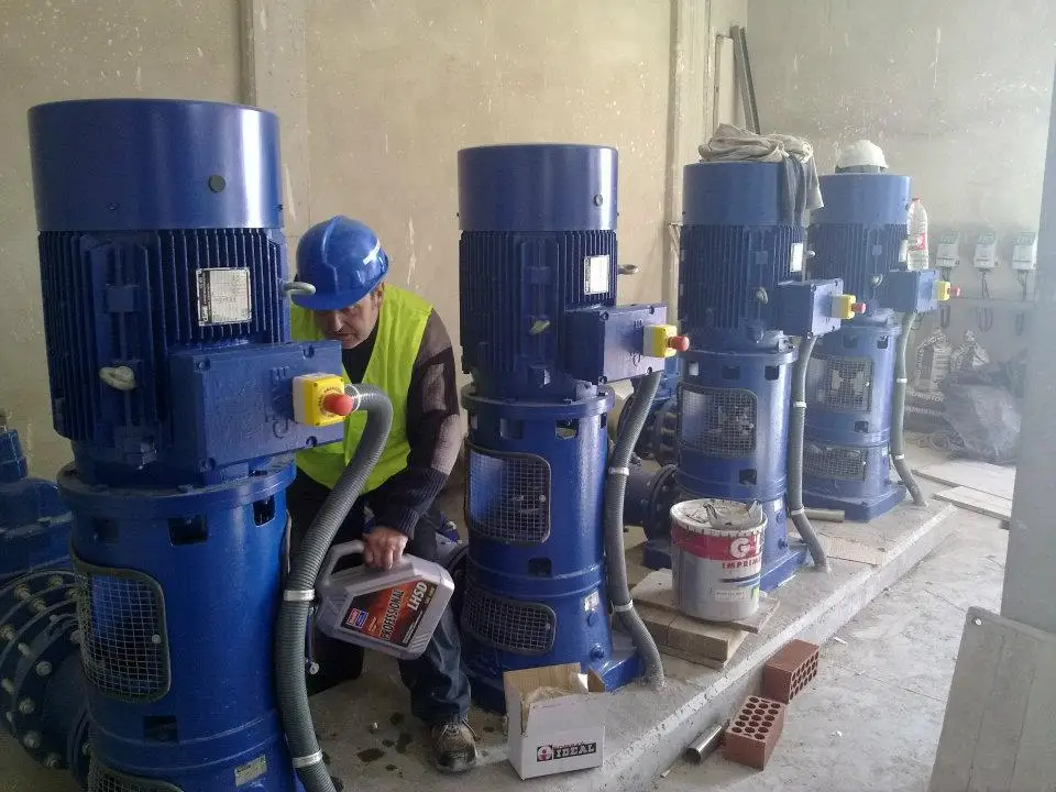Técnico de Marcres trabajando en una sala de bombeo